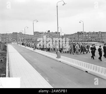 Ouverture du nouveau maire Amstelbrug Dailly, maire a coupé le ruban par Date: 3 juillet 1954 mots clés: Maires, Ouvertures Nom De La Personne: Ailly, Arnold Jan d'Amstel Bridge Banque D'Images