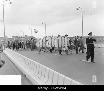 Ouverture du nouveau maire Amstelbrug Dailly, maire a coupé le ruban par Date: 3 juillet 1954 mots clés: Maires, Ouvertures Nom De La Personne: Ailly, Arnold Jan d'Amstel Bridge Banque D'Images