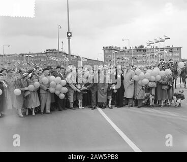 Ouverture du nouveau maire Amstelbrug Dailly, maire a coupé le ruban par Date: 3 juillet 1954 mots clés: Maires, Ouvertures Nom De La Personne: Ailly, Arnold Jan d'Amstel Bridge Banque D'Images