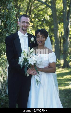 Jeune anglo-man et jeune femme noire lors de leur mariage à Austin, Texas. Banque D'Images