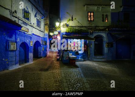 Chefchaouen, MAROC - VERS MAI 2018 : coin de rue et boutique à Chefchaouen la nuit. Banque D'Images