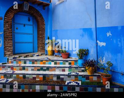 Chefchaouen, MAROC - VERS MAI 2018 : porte typique des rues de Chefchaouen Banque D'Images