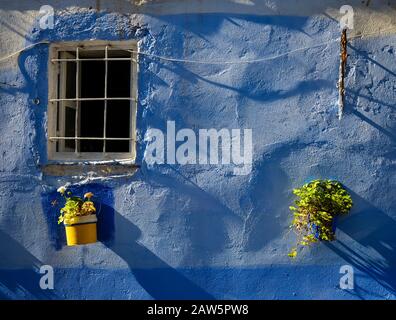 Chefchaouen, MAROC - VERS MAI 2018 : mur et fenêtre typiques des rues de Chefchaouen Banque D'Images