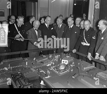 Wegverkeersdag Scheveningen. Au milieu du maire d'Ailly Amsterdam date: 12 novembre 1954 lieu: Scheveningen, Zuid-Holland Nom de l'institution: KNAC Banque D'Images