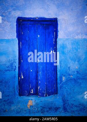 Chefchaouen, MAROC - VERS MAI 2018 : porte typique des rues de Chefchaouen Banque D'Images