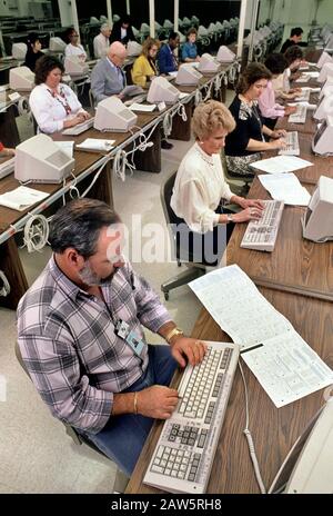 Austin Texas USA, 1990: Des dizaines de commis à l'entrée de données pour la plupart des femmes travaillent dans une grande pièce d'un centre de traitement du recensement des États-Unis, car des millions d'Américains retournent des formulaires de recensement pour le compte décennal des personnes vivant dans le pays. ©Bob Daemmrich Banque D'Images