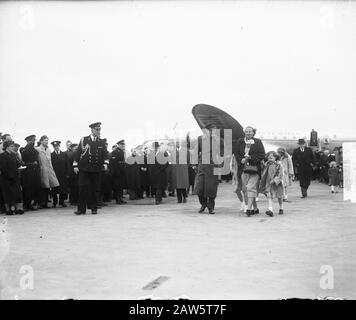 Le Prince Bernhard arrive à l'aéroport de Schiphol après avoir visité l'Amérique du Sud Date : 19 mars 1950 lieu : Hollande-Nord, Schiphol mots clés : visite, reines, redevance, princes, princesses, aéroports Nom De La Personne : Beatrix, princesse, Bernhard, prince, Juliana, Queen Banque D'Images