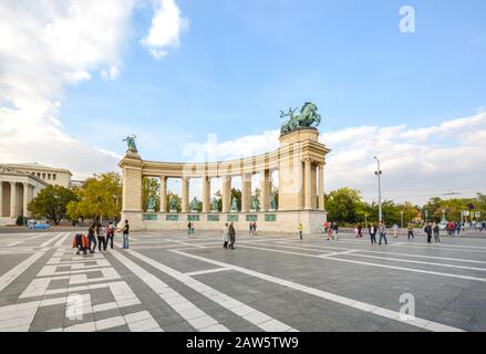 Les touristes et les Hongrois de la région apprécient un après-midi sur la place des Héros à Budapest, en Hongrie. Banque D'Images