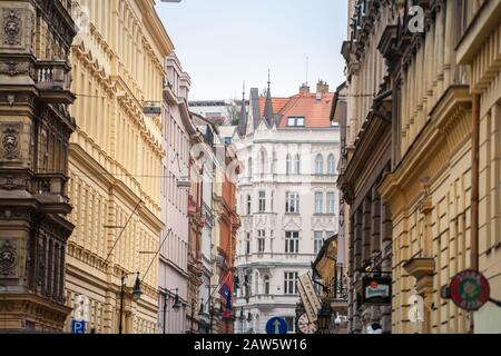 Prague, TCHÉQUIE - 1 NOVEMBRE 2019 : Façades typiques austro-hongroises de bâtiments résidentiels d'appartements baroques dans une rue de la vieille ville, l'historica Banque D'Images