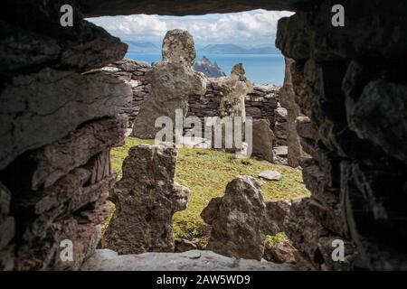 Cimetière et vestiges du monastère chrétien gaélique du début de Skellig Michael, île au large de la péninsule d'Iveragh, comté de Kerry, Irlande Banque D'Images