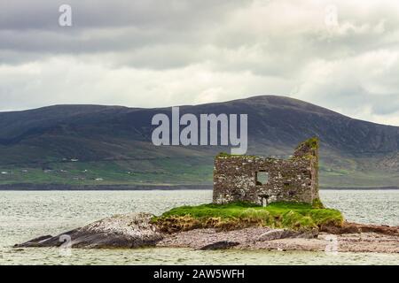 Château de Ballinskelligs, vestiges, à Ballinskelligs Bay près du village Ballinskelligs, péninsule d'Iveragh, comté de Kerry, Irlande, Europe Banque D'Images