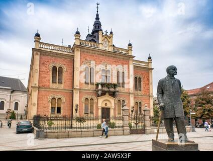 Statue du poète serbe Jovanovic Zám devant le palais de l'évêque de Backa (Vladicanski dvor) à Novi Sad, Voïvodine, Serbie Banque D'Images