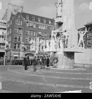 Mémorial national sur le barrage, couronnes Date : 4 mai 1964 mots clés : commémorations, pose de couronnes Banque D'Images
