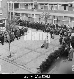 La femme lésée Date: 4 mai 1964 mots clés: La pose de couronnes, femmes Banque D'Images