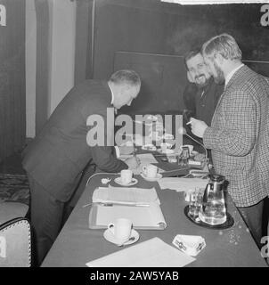 Conflit salarial à la radio et à la télévision, assis à Karseboom Hilversum, souligne Date : 5 janvier 1965 lieu : Hilversum mots clés : évaluations, réunions Banque D'Images