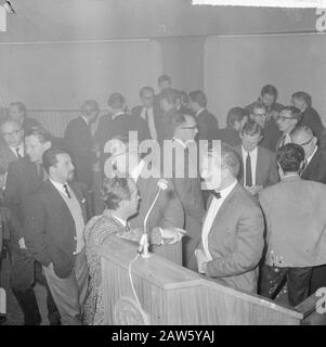 Conflit salarial à la radio et à la télévision, assis à Karseboom Hilversum, souligne Date : 5 janvier 1965 lieu : Hilversum mots clés : évaluations, réunions Banque D'Images