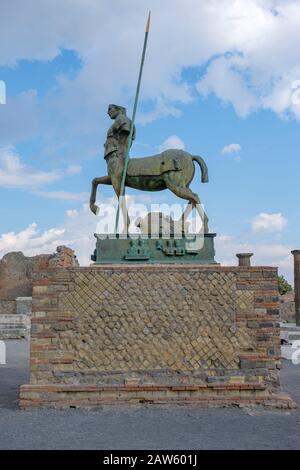 Ruines de Pompéi, statue de bronze de Centauro par Igor Mitoraj, forum de Pompéi, ancienne ville de Pompéi, Italie, Europe Banque D'Images