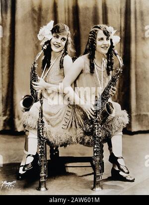 1927 CA , NEW YORK , États-Unis : les soeurs de naissance britannique Daisy et Violet Hilton ( 1908 - 1969 ), avec clarinettes et saxophones . Photo b Banque D'Images