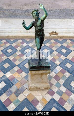 Ruines de Pompéi, Dancing Faun, réplique de la statue en bronze de Satyr, Maison de l'atrium de Faun, Casa del Fauno tablinum, ancienne ville de Pompéi, Italie, Europe Banque D'Images