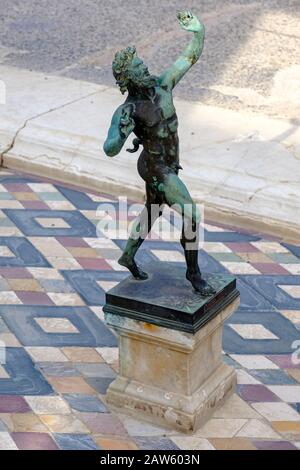 Ruines de Pompéi, Dancing Faun, réplique de la statue en bronze de Satyr, Maison de l'atrium de Faun, Casa del Fauno tablinum, ancienne ville de Pompéi, Italie, Europe Banque D'Images