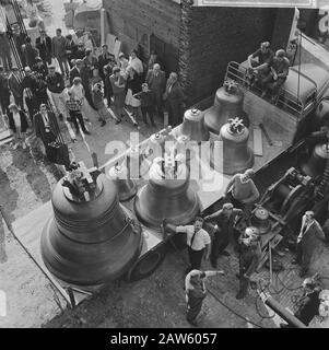 Placement d'un nouveau carillon dans la tour de la Grote Kerk à Dordrecht New carillon, installé sur un camion Date: 11 octobre 1965 lieu: Dordrecht, South Holland mots clés: Carillons, cloches d'église, transport Banque D'Images