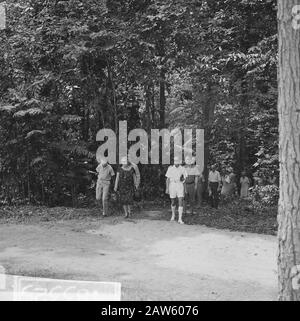 La reine Juliana et le prince Bernhard ont visité le couple royal du Suriname lors d'une promenade dans la jungle du Suriname à Blakawatra Date : 18 octobre 1965 lieu : Blakawatra, Suriname mots clés : Queens, visites royales à l'étranger, princes Nom De La Personne : Bernhard, prince, Juliana, Queen Banque D'Images