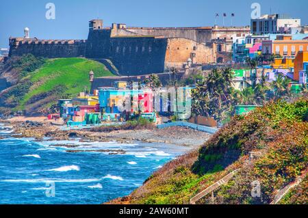 Des maisons colorées s'alignent sur la colline surplombant la plage de San Juan, Porto Rico Banque D'Images