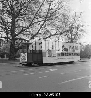 Mission Columbia film, publicité tram Annotation: Publicité pour le film Meurtrier Row [Good Shot, Matt Helm] avec Dean Martin en tête, qui est montré dans City Theatre. Le tramway se trouve sur le Stadhouderskade à Leidsebosje, à Amsterdam. Date: 16 mars 1967 lieu: Amsterdam mots clés: Films, publicité, trams Banque D'Images