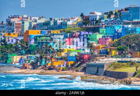 Des maisons colorées s'alignent sur la colline surplombant la plage de San Juan, Porto Rico Banque D'Images