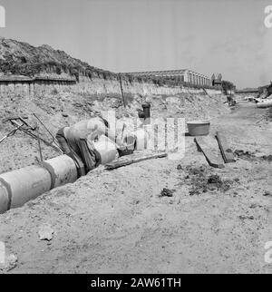 Normalisation des cours d'eau, creusement et remplissage des tranchées, drains de ponte, ponceaux et haies, drains, tuyaux, travaux, travail, ciment, jardins de l'église Date: 1964 lieu Den Haag, Hollande-Méridionale mots clés: Travailleur, tuyaux, ponceaux et haie, excavation et remplissage des tranchées, drains de ponte, normalisation des cours d'eau, boues, travail Nom: Jardins de l'Église Banque D'Images