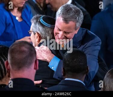 New York, États-Unis, 6 Février 2020. Le maire de New York, Bill de Blasio, a embraté le rabbin Michael S. Miller, vice-président exécutif et chef de la direction du Conseil des relations communautaires juives de New York, après son discours sur l'état de la ville de 2020 au Musée américain d'histoire naturelle. Crédit: Enrique Shore/Alay Live News Banque D'Images