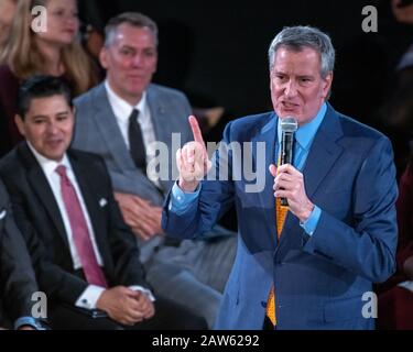 New York, États-Unis, 6 Février 2020. Bill de Blasio, maire de New York, prononce son discours sur l'état de la ville de 2020 au Musée américain d'histoire naturelle. Le commissaire de police de la ville de New York Dermot F. Shea (C) et le chancelier des écoles de New York Richard Carranza (L). Crédit: Enrique Shore/Alay Live News Banque D'Images