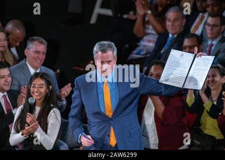 New York, États-Unis, 6 Février 2020. Le maire de New York, Bill de Blasio, montre un ordre exécutif qu'il a signé en interdisant les nouvelles infrastructures de combustibles fossiles lors de son discours sur l'état de la ville de 2020 au Musée américain d'histoire naturelle. Le militant du climat, Mme Rebecca Sabnam, applaudit à gauche. Crédit: Enrique Shore/Alay Live News Banque D'Images