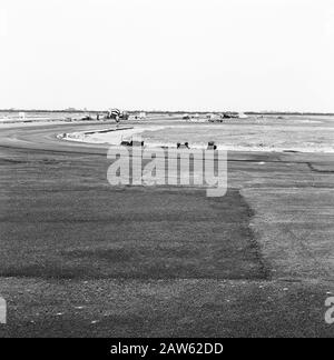 Zones de loisirs, aéroports, etc., extensions, cartes de travail, Aéroport de Rotterdam Date : septembre 1964 lieu : Rotterdam, Hollande-Méridionale mots clés : cartes, aires de loisirs, extensions, aéroports, etc., personne de travail Nom : Aéroport de Rotterdam Banque D'Images