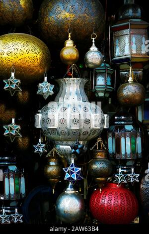 Lanterne marocaine en métal, vendue dans la médina de marrakech Banque D'Images