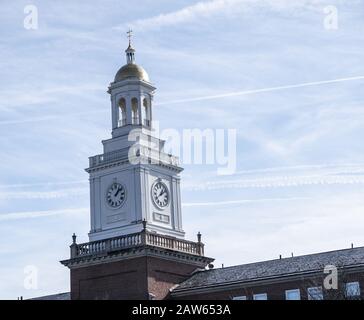 Hôpital de lecture, tour de l'horloge de santé contre le ciel bleu. Banque D'Images