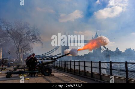 Londres, Royaume-Uni. 6 février 2020. Les membres de l'honorable Artillery Company font feu à un canon royal de 62 tours saluant de l'extérieur de la Tour de Londres pour souligner le 68ème anniversaire de son accession au trône de la reine Elizabeth II à Londres, en Grande-Bretagne, le 6 février 2020. Crédit: Han Yan/Xinhua/Alay Live News Banque D'Images