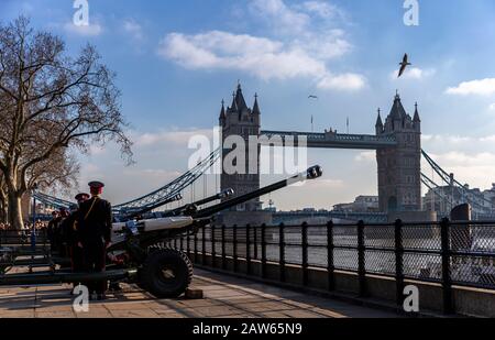 Londres, Royaume-Uni. 6 février 2020. Les membres de l'honorable Artillery Company font feu à un canon royal de 62 tours saluant de l'extérieur de la Tour de Londres pour souligner le 68ème anniversaire de son accession au trône de la reine Elizabeth II à Londres, en Grande-Bretagne, le 6 février 2020. Crédit: Han Yan/Xinhua/Alay Live News Banque D'Images