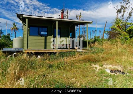 Abel TASMAN INLAND TRACK, TASMAN/NEW ZEALAND – 7 MARS 2017 : [Dept of conservation Awapato Hut ranker accommodation, parc national Abel Tasman.] Banque D'Images