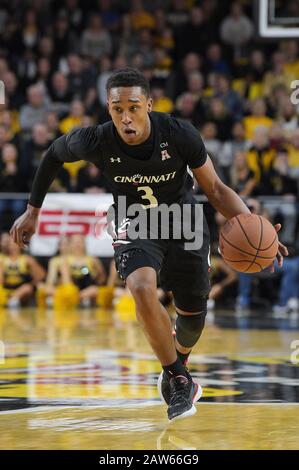 Wichita, Kansas, États-Unis. 06 février 2020. La garde de Cincinnati Bearcats Mika Adams-Woods (3) gère la balle pendant le match de basket-ball NCAA entre les Bearcats de Cincinnati et les Shockers d'état de Wichita à Charles Koch Arena à Wichita, Kansas. Kendall Shaw/Csm/Alay Live News Banque D'Images