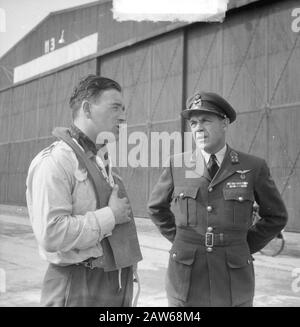Enregistrez Le Vol Gloster Meteor Sur Ameland. Annotation : Major Jan Finterman (à gauche) en conversation [avec Le Major général I. A. Aler, Commandant de la Force aérienne de l'Armée de terre] Date : 28 août 1949 lieu : Leeuwarden base aérienne mots clés : Aviation, officiers, pilotes, dossiers, personne de l'aéronef Nom : Flinterman, J. L. Banque D'Images