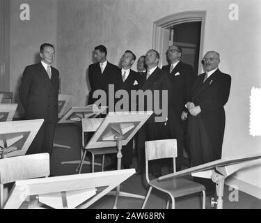 Ouverture De L'École Secondaire De Vêtements Keizersgracht Par Le Ministre Rutten Date : Le 21 Septembre 1951 Mots Clés : Ouvertures Nom De La Personne : École Secondaire De Vêtements, Ministre Rutten Banque D'Images