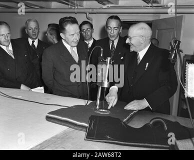 Ouverture De L'École Secondaire De Vêtements Keizersgracht Par Le Ministre Rutten Date : Le 21 Septembre 1951 Mots Clés : Ouvertures Nom De La Personne : École Secondaire De Vêtements, Ministre Rutten Banque D'Images