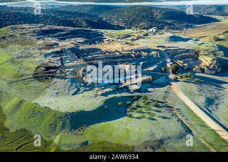 Vue aérienne de Segobiga, ancienne ville romaine et de Visigoth avec des ruines de temple et d'amphithéâtre dans la province de Cuenca, au centre de l'Espagne Banque D'Images