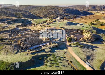 Vue aérienne de Segobiga, ancienne ville romaine et de Visigoth avec des ruines de temple et d'amphithéâtre dans la province de Cuenca, au centre de l'Espagne Banque D'Images