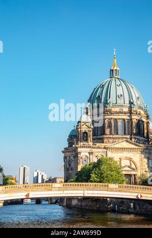 Cathédrale De Berlin (Berliner Dom) Et Rivière Spree En Allemagne Banque D'Images
