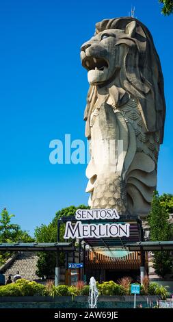 Singapour, Avril 2019. Vue sur le Merlion de 37 mètres de haut sur Sentosa, avec vue sur La Galerie De La Bouche vue sur le neuvième étage, une autre galerie d'observation sur Banque D'Images