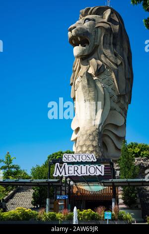 Singapour, Avril 2019. Vue sur le Merlion de 37 mètres de haut sur Sentosa, avec vue sur La Galerie De La Bouche vue sur le neuvième étage, une autre galerie d'observation sur Banque D'Images