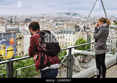 Les voyageurs photographient Paris depuis le toit du Centre Pompidou pour admirer Montmartre et le Sacré-Cœur lors d'une journée bien remplie Banque D'Images