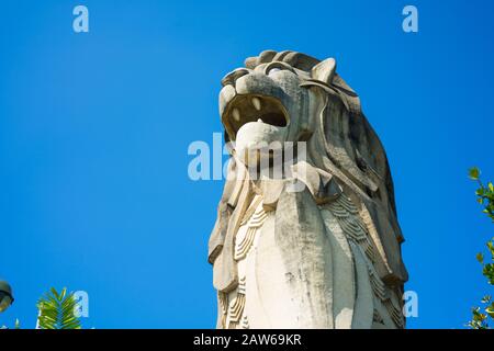 Singapour, Avril 2019. Vue sur le Merlion de 37 mètres de haut sur Sentosa, avec vue sur La Galerie De La Bouche vue sur le neuvième étage, une autre galerie d'observation sur Banque D'Images